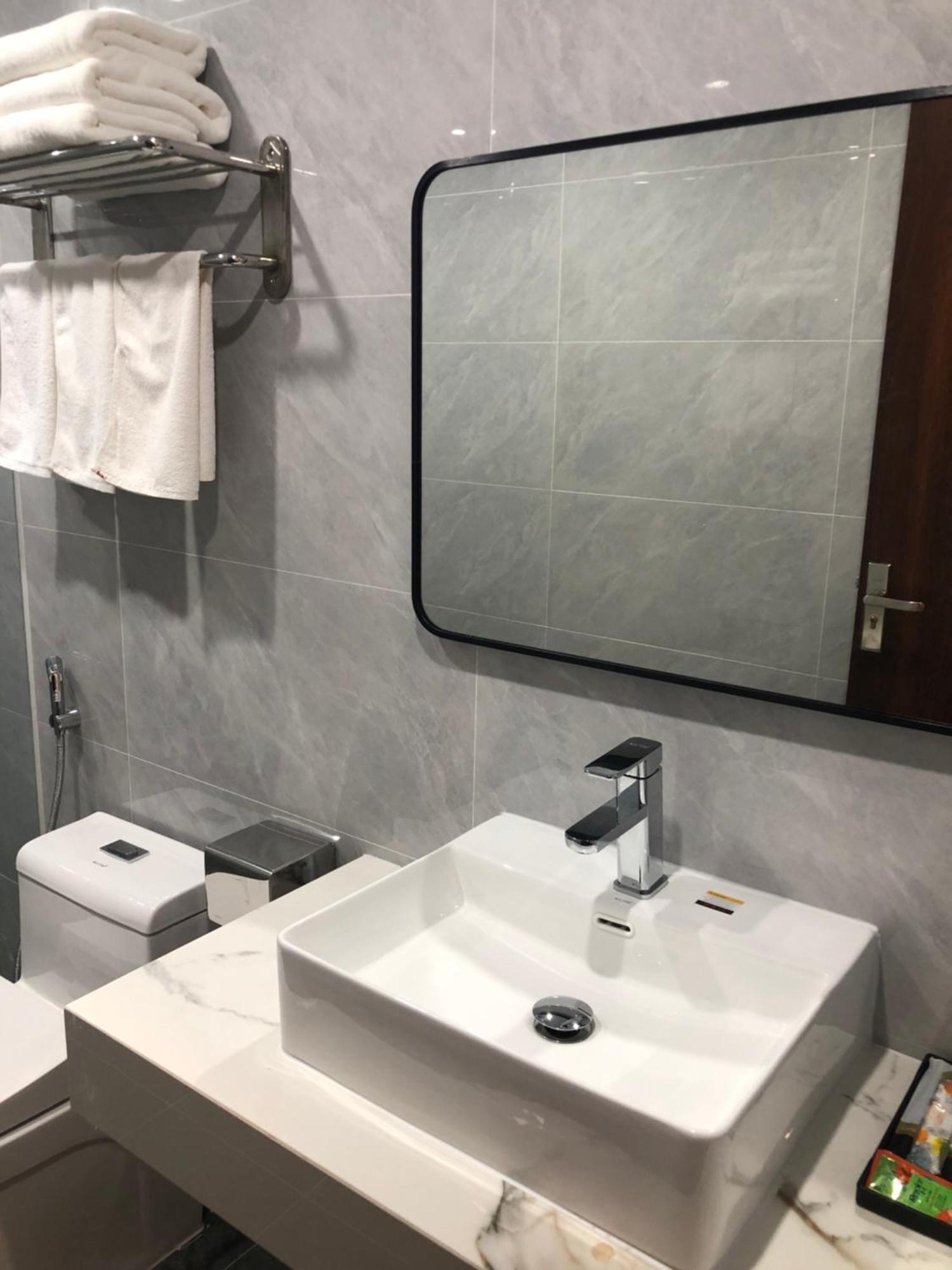 Central Halong Hotel Ха Лонг Екстериор снимка